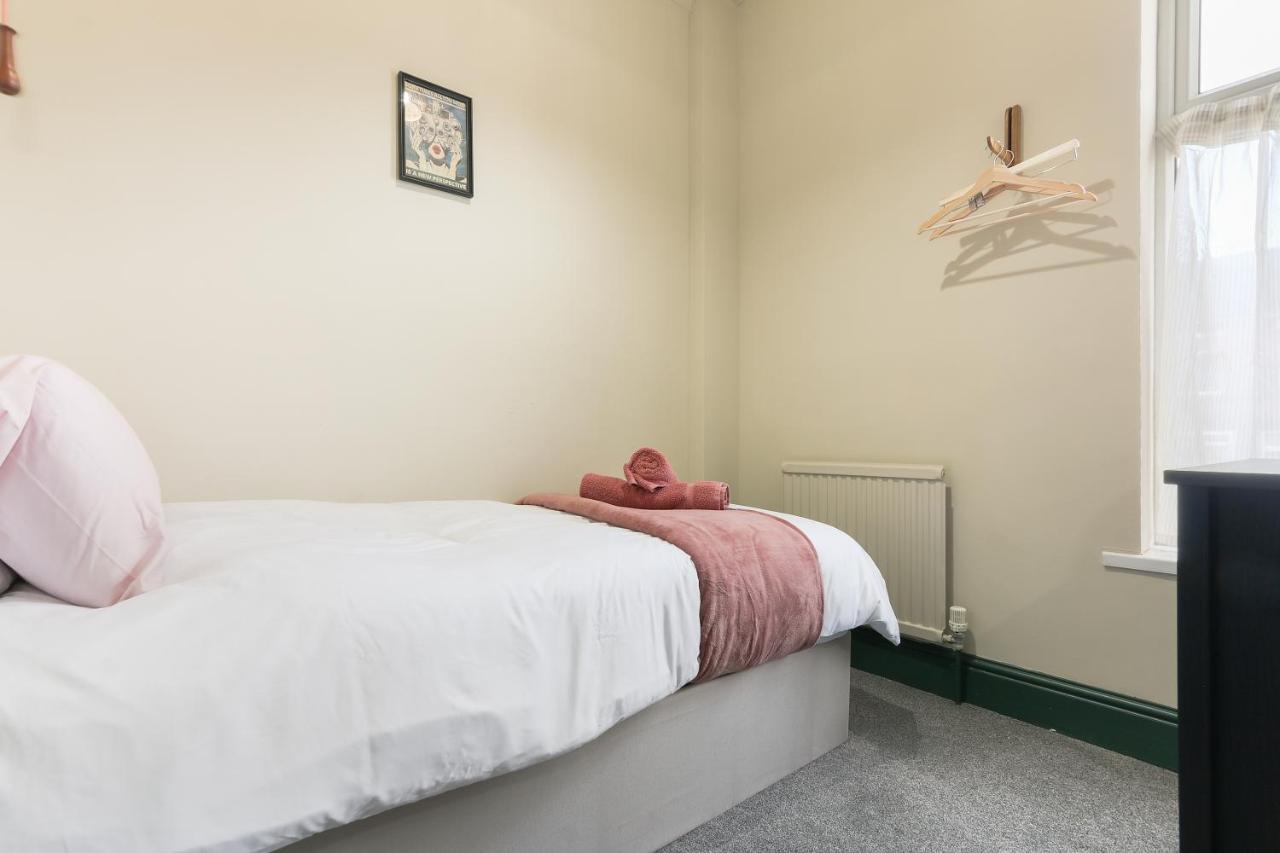 Home From Home 4 Bed - Ideal For Workers & Great For Groups, Free Parking, Spacious, Pet Friendly Netflix โรเธอร์แฮม ภายนอก รูปภาพ